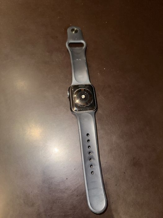 Продаю Apple watch 4
