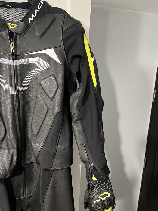 Costum moto piele Macna Voltage si manusi Macna Track R