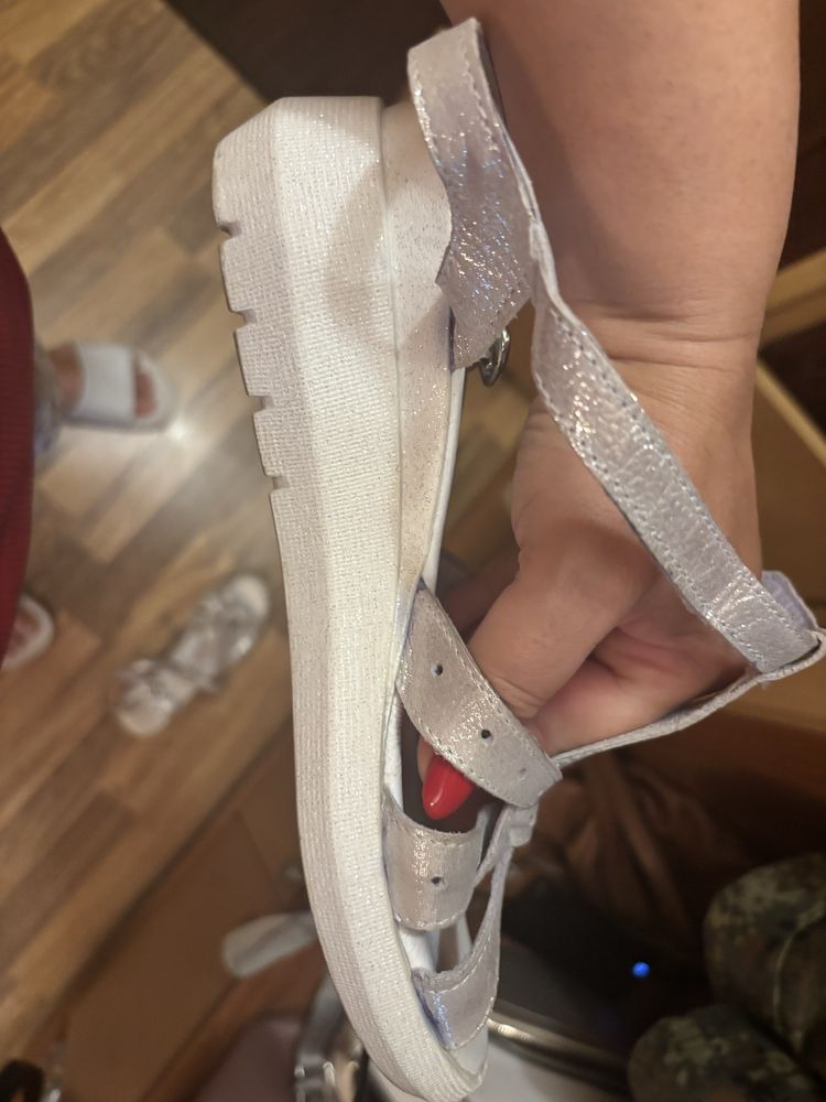 Продавам дамски сандали