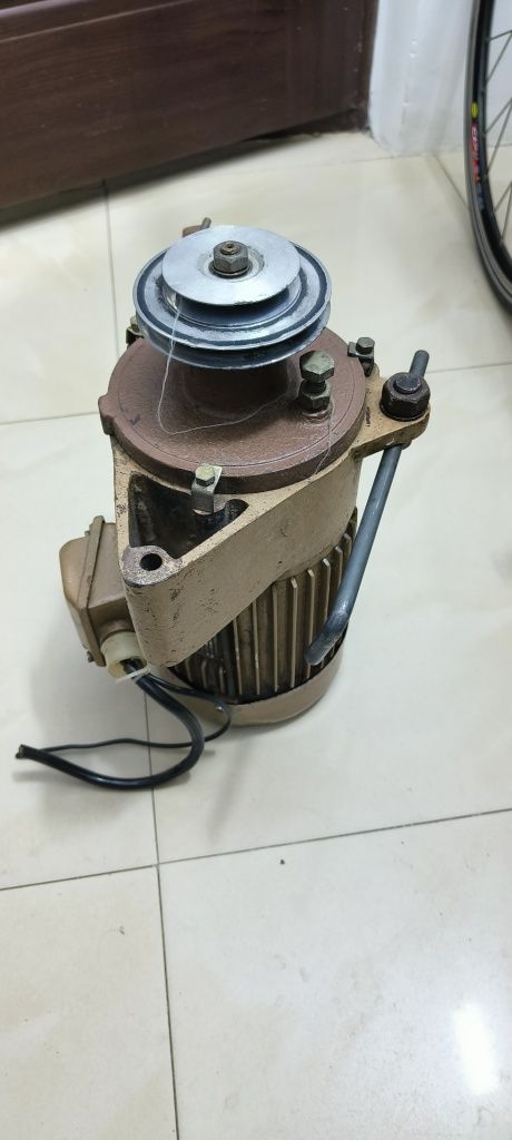 Vând motor electric