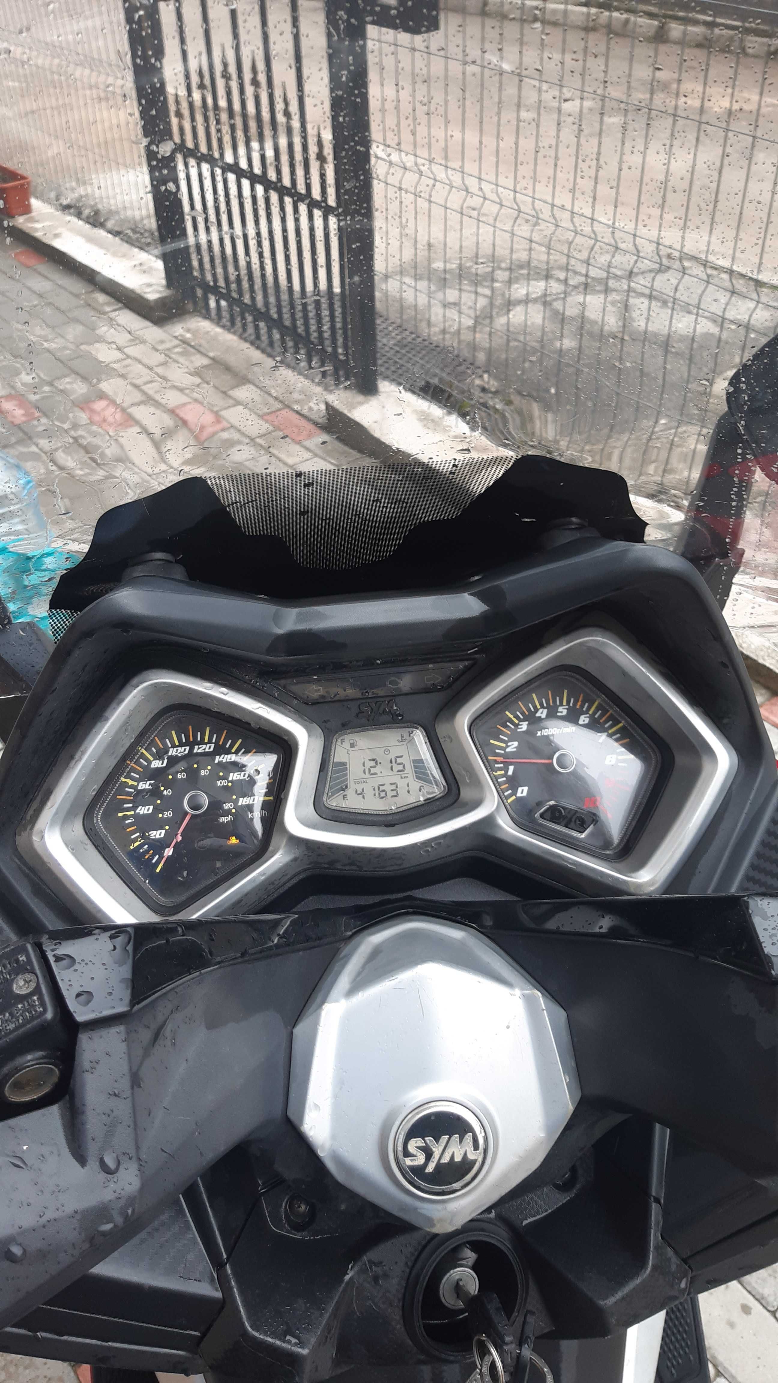 Scuter Sym Cruisym 300