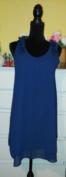 Rochie vaporoasă cu accesorii pe umeri