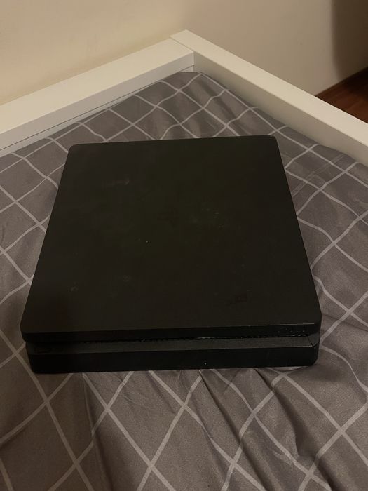 Ps4 slim с 4 игри и кабели