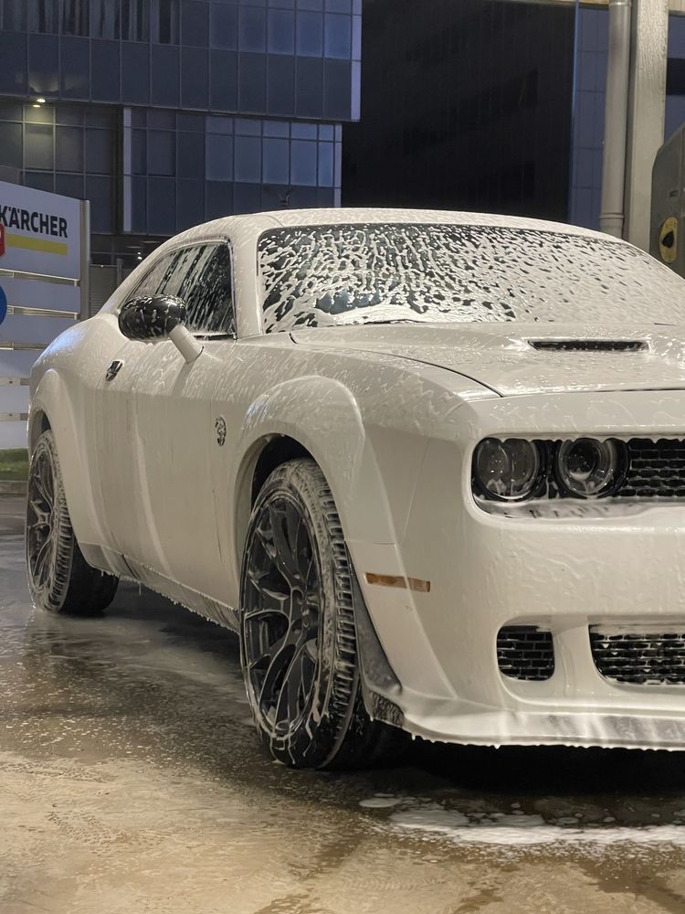 Dodge Challenger de inchiriat clipuri video