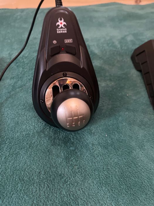 Volan gaming cu schimbător și pedale doar probat