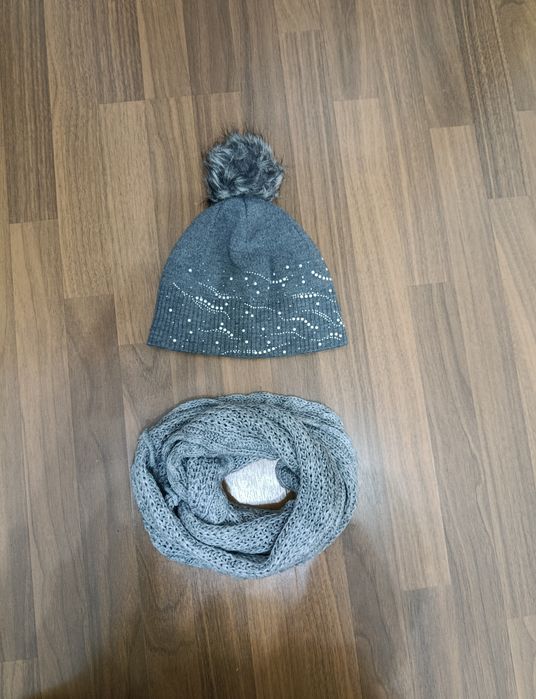Set Iarnă Exclusiv: Căciulă cu Aplicații și Eșarfă Tip Guler Gros