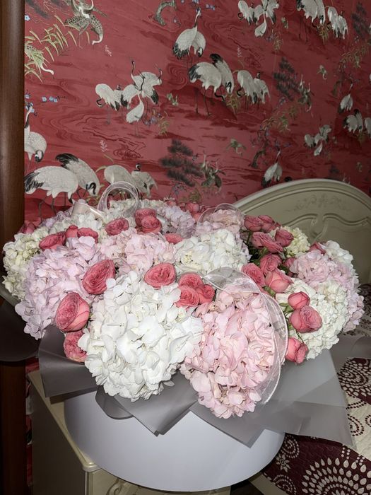 Цветы в коробке гортензий и кустовые розы