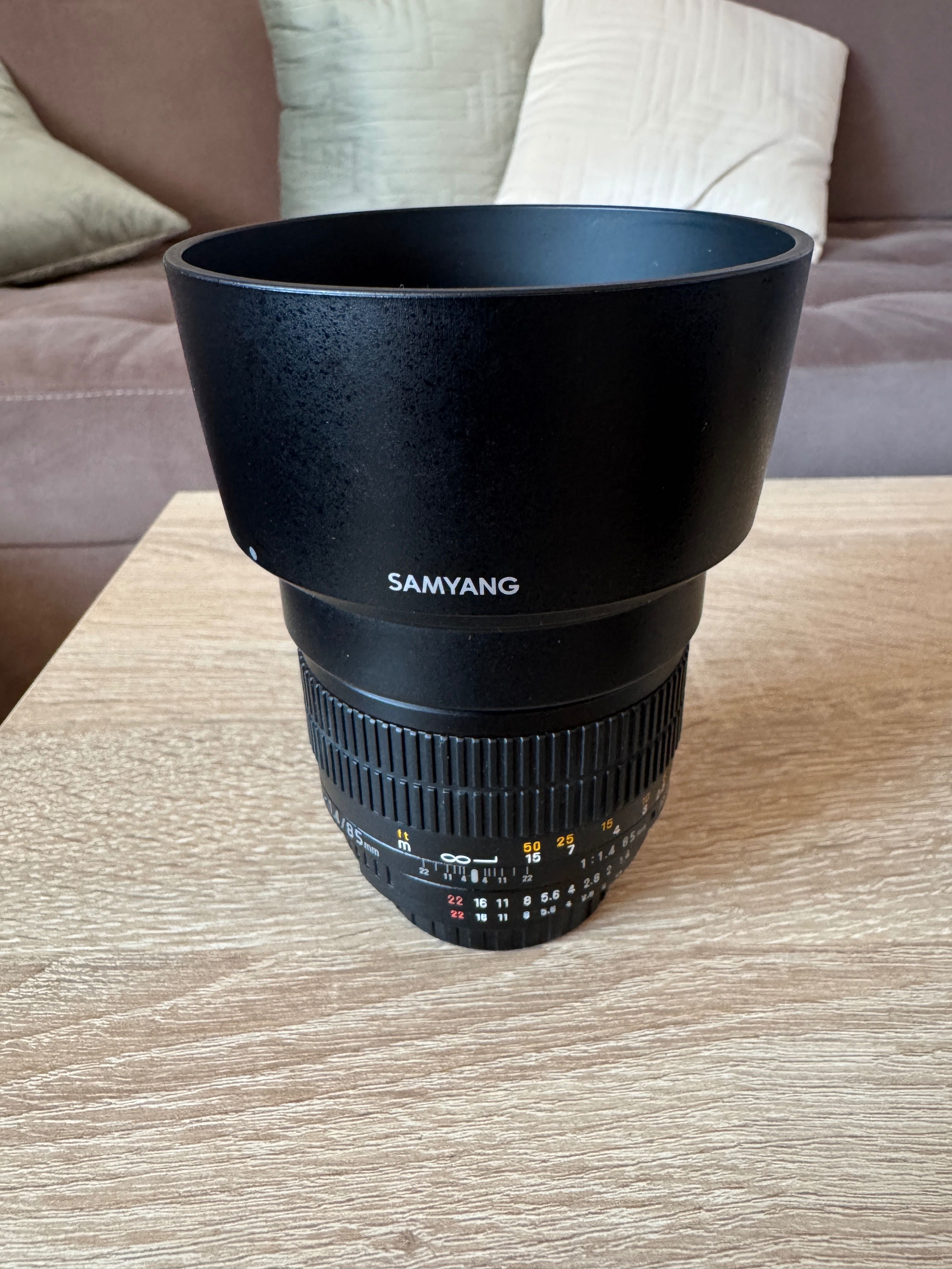 Samyang 85mm 1.4 / Tokina 11-16mm 2.8 / Nikon 35mm 1.8 DX