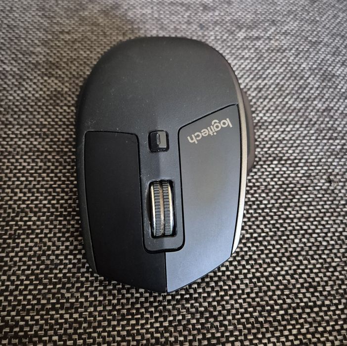 vand Mouse Logitech MX Master cu Bluetooth incorporat.