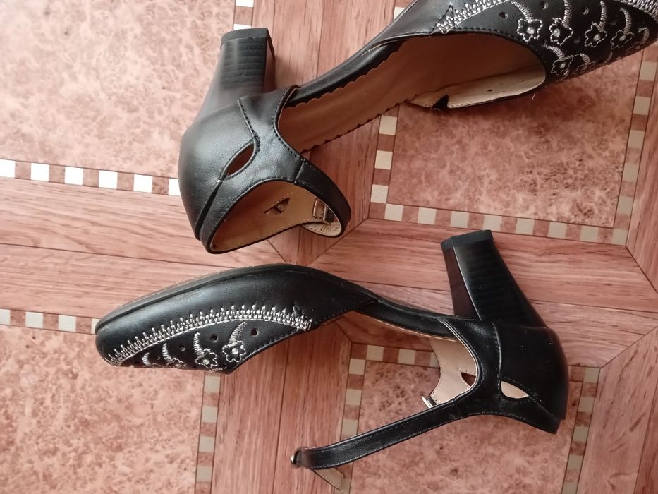 Продам туфли  новые на невысоком каблуке