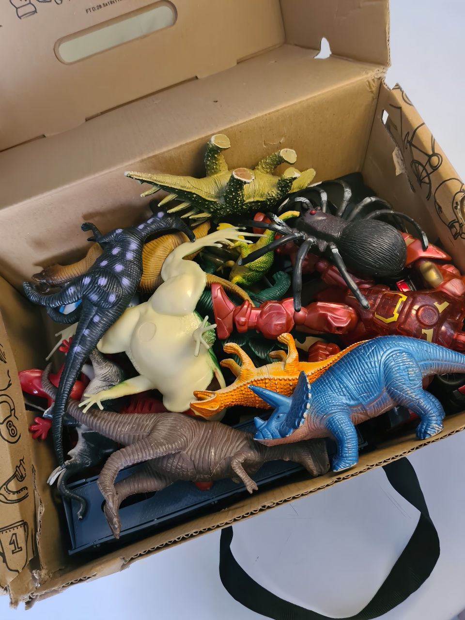 Продам коробку игрушек