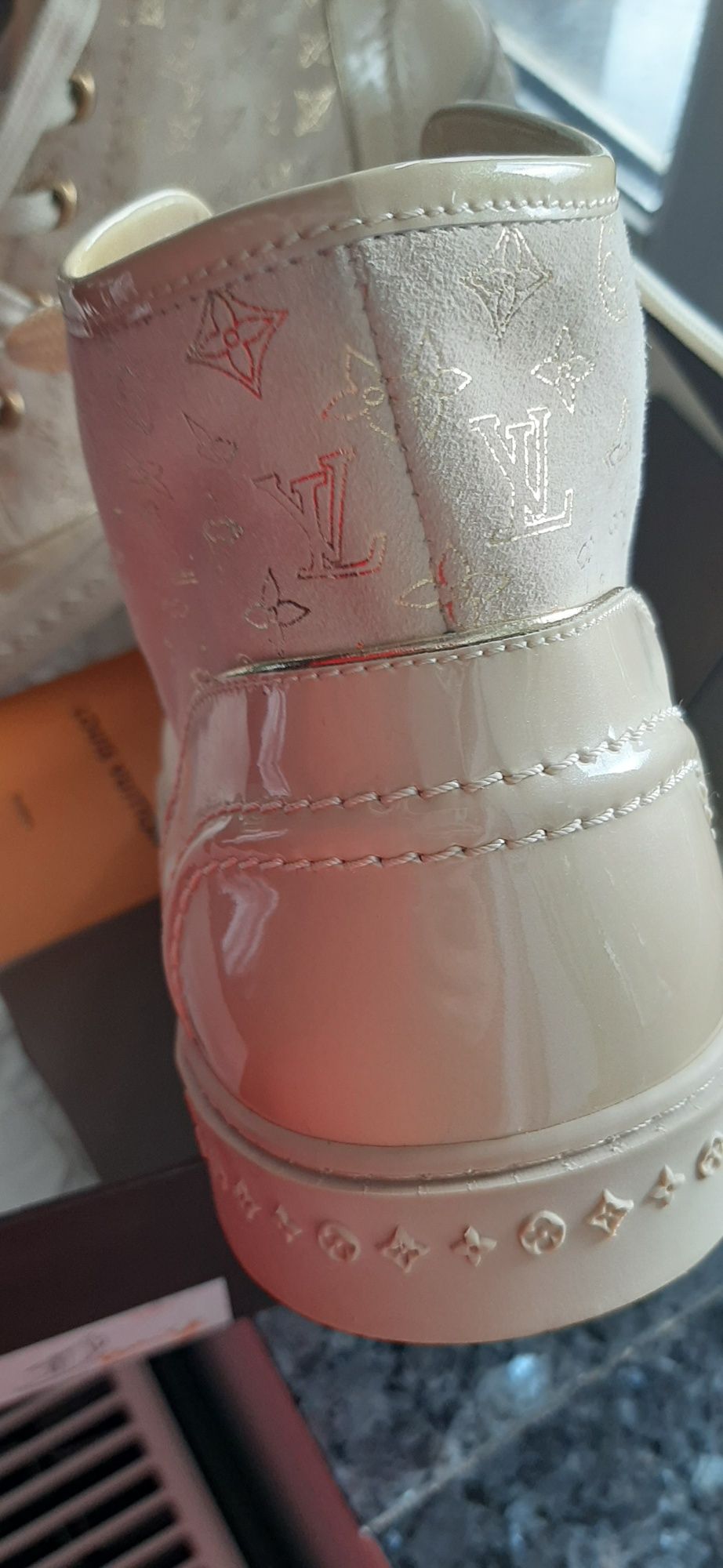 Adidasi gheată Louis Vuitton