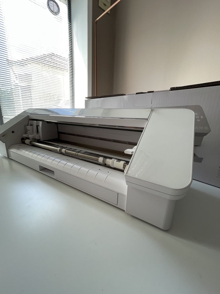 Бял Silhouette Cameo 4 режещ плотер