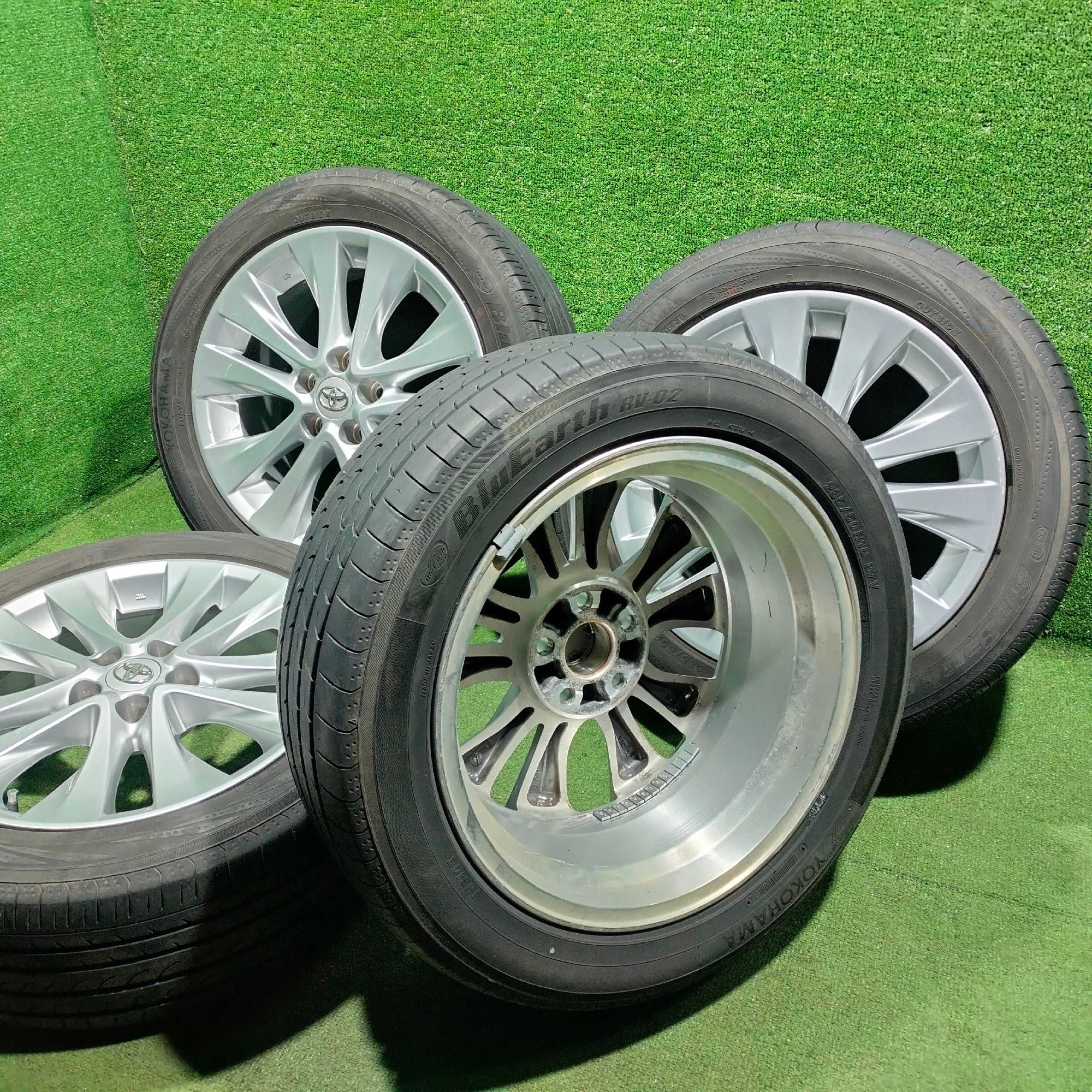 Продам Диск с Шинами Yokohama RV02 лето 235/50 R18 Toyota Vellfire