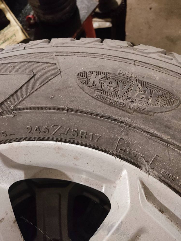 Гуми с джанти GoodYear 245/75 17 с джанти за Jeep Wrangler