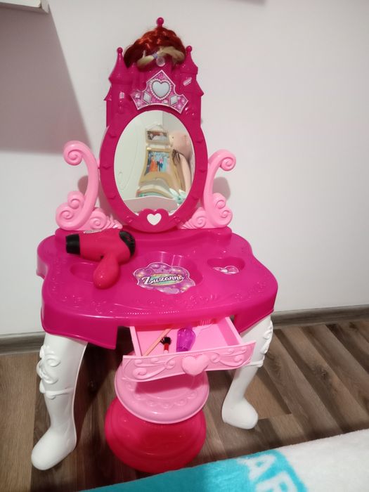 Vând măsuță machiaj fetițe