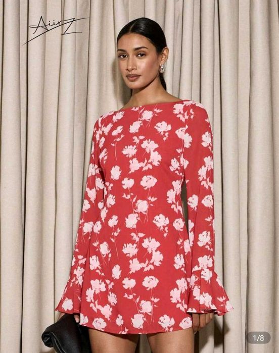 Рокля с гол гръб