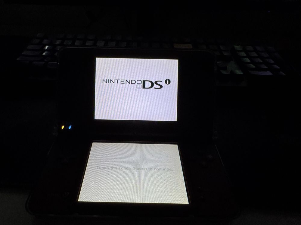 Nintendo DSI LL продам