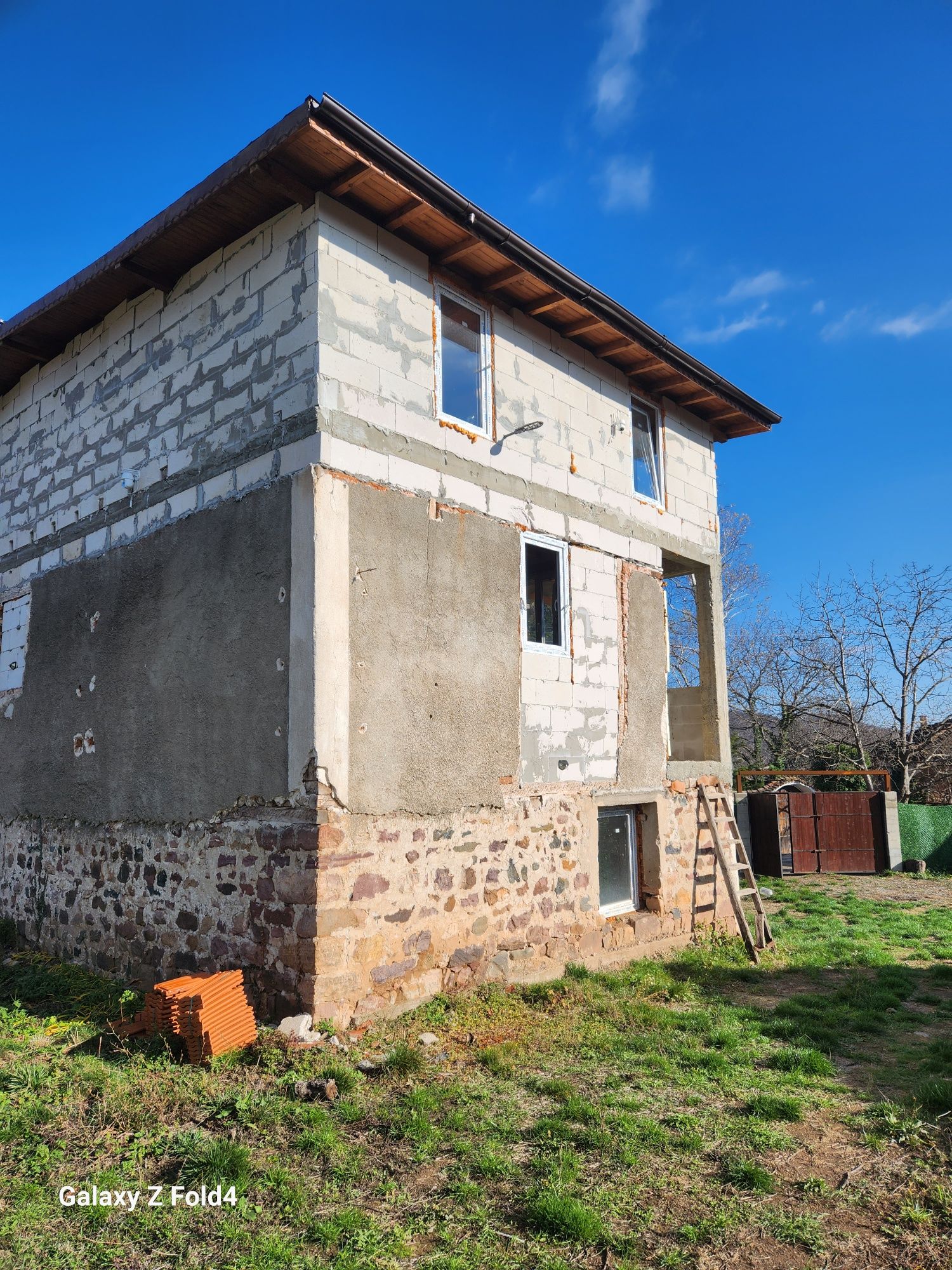 Къща в ремонт 180кв Ботевград село Радотина 70км от София