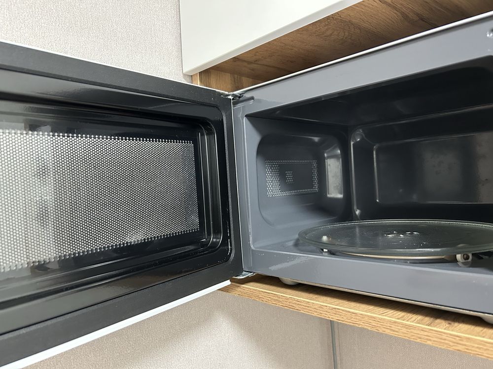 Микровалновка Midea в хорошем состоянии