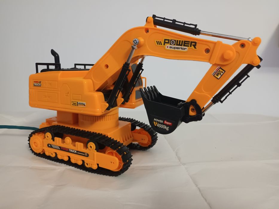 Escavator si masina de salubrizare