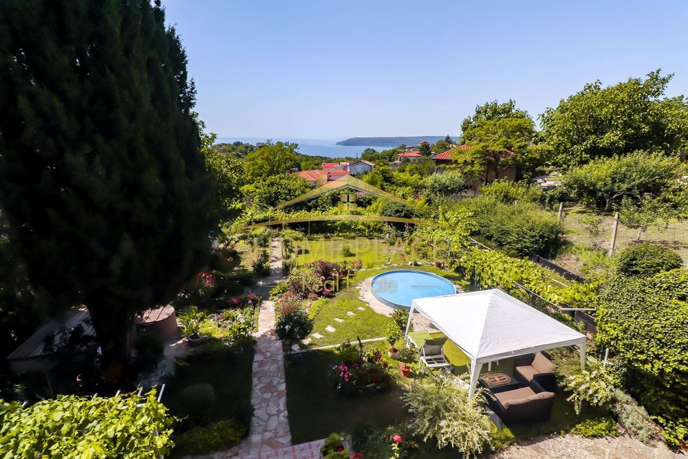 Дава се под наем Четиристаен апартамент в Варна, Бриз - 200 кв.м за 841.5 € - Снимка #11