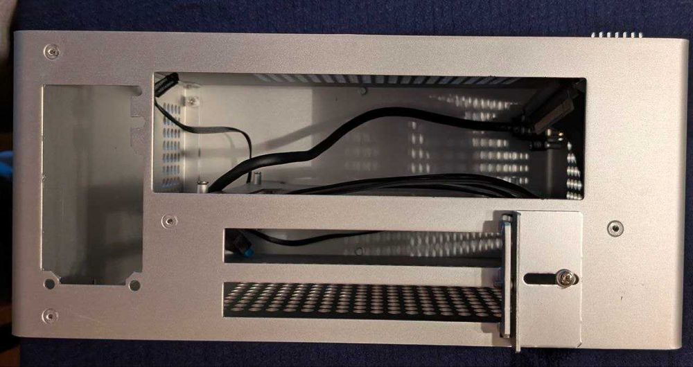 Ултракомпактна компютърна кутия SFF 5л, като Apple. Mini ITX Flex 1U