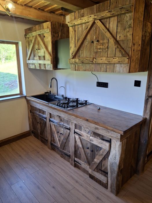 Mobilier din lemn reciclat