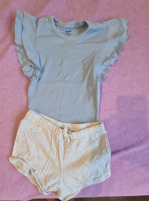 Donez haine pentru fete de  5 ani (masura 116-122)).

- pantaloni
-blu