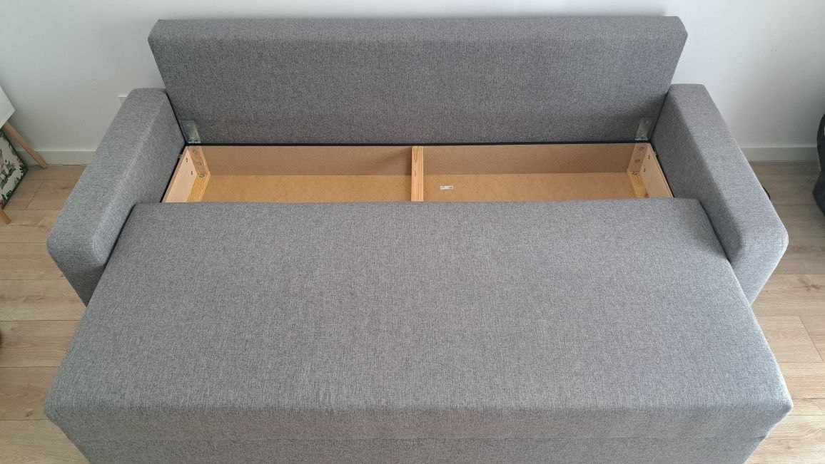 Canapea Ikea extensibila și cu spații de depozitare