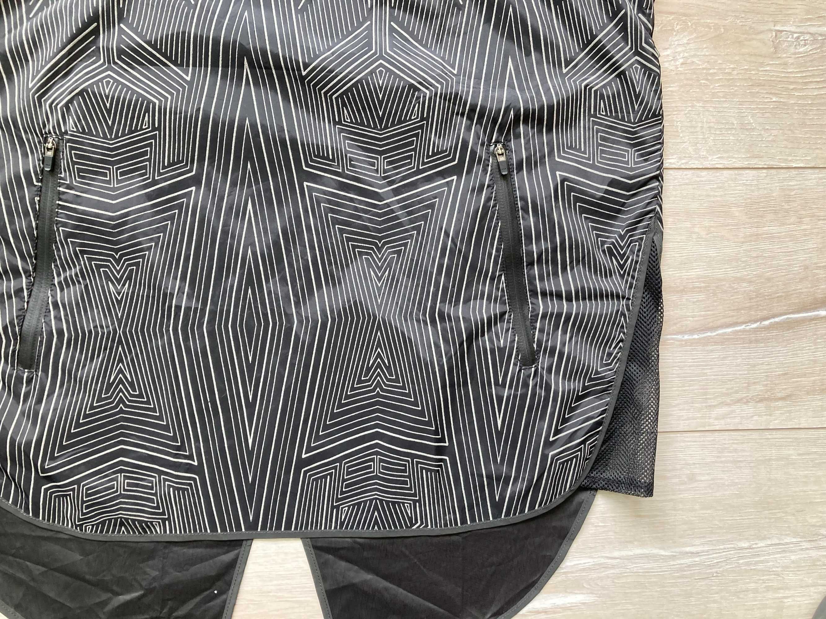 НОВО Ivy Park Reflective Print Showerproof женско елече елек размер S