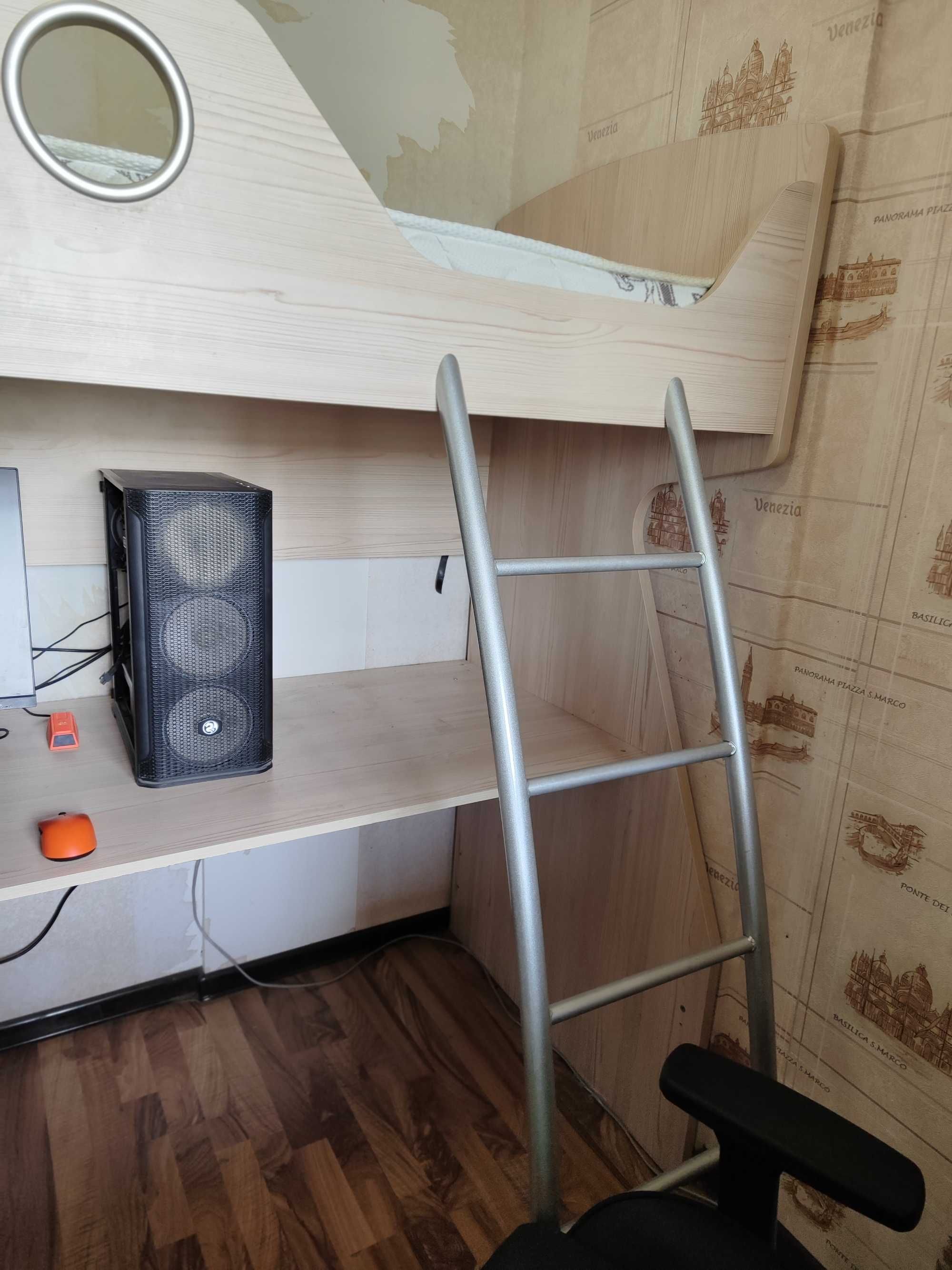 Продам двухэтажную подростковую кровать со столом в отличном состоянии