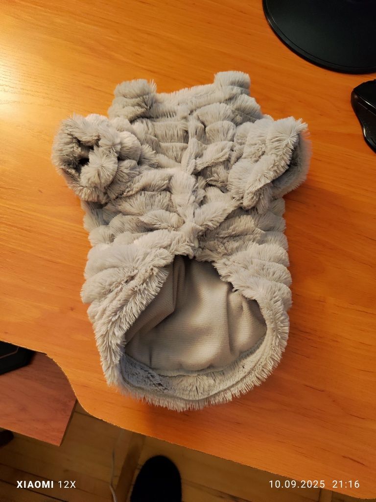 Продам кофточку для маленькой породы собак б/у. Мягкая.
