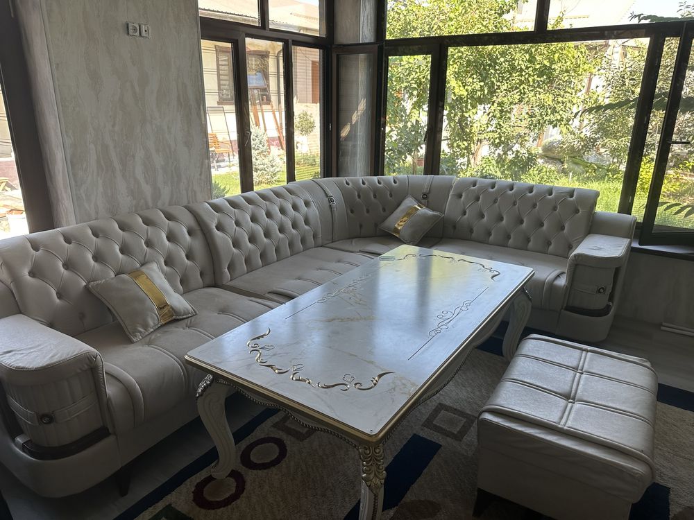 Divan b.u stol bilan kamplekt ideal xolatda