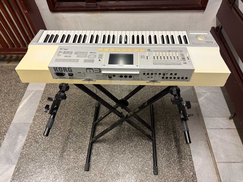 Продавам Корг М3