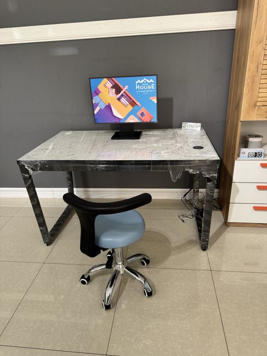 Компьютерный стол с USB и беспроводной зарядкой , сенсерной подсветкой