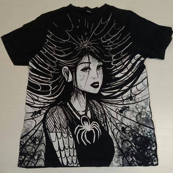 Черна тениска с много приятна рисунка отпред , плътна .