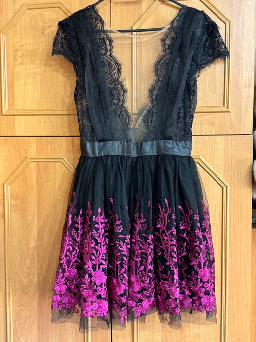 Vând rochiță scurtă din dantelă