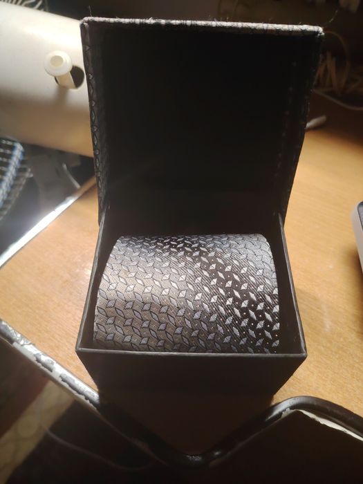 Продам галстук качественный большой