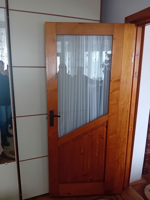 Usa  de  dormitor  și  baie  plus 2 calorifer