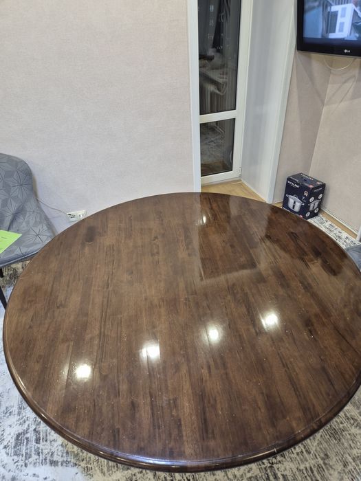 Кухонный стол. Чисто из дерево