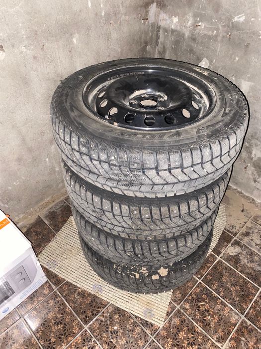 Зимние шипованные покрышки с дисками Viatti