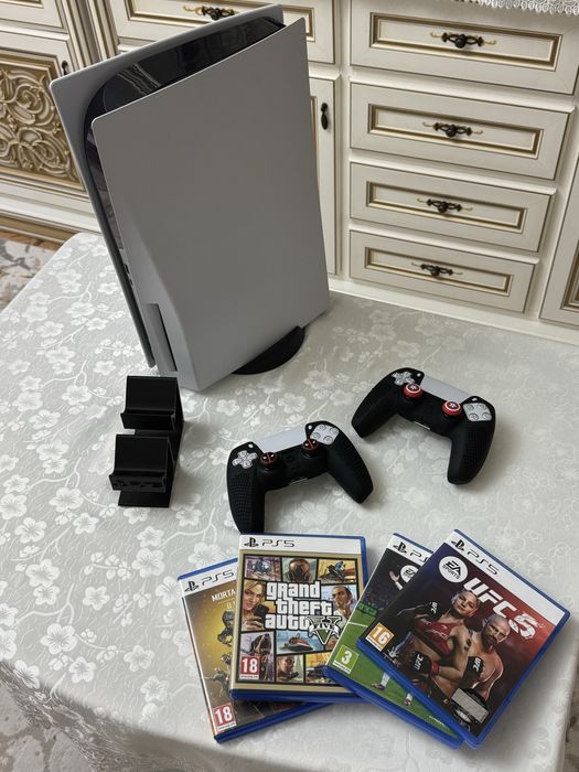 PlayStation 5 с дисководом + 2 геймпада + 4 игры