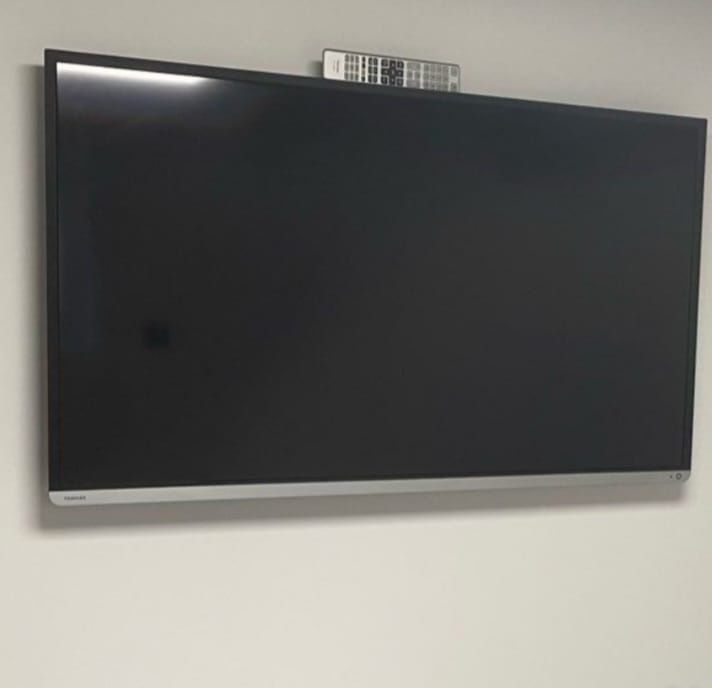 Vând acest Smart TV TOSHIBA