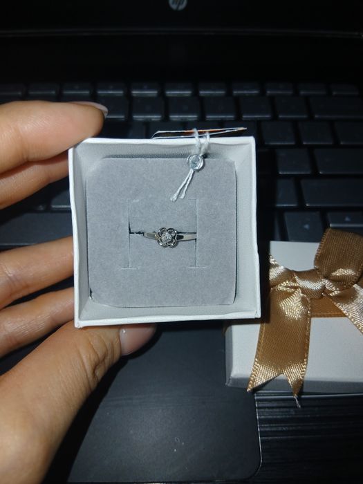 Золотое кольцо с бриллиантом.