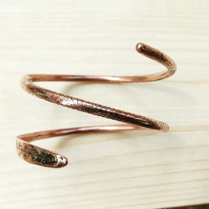 Brățară de cupru model șarpe lucrată manual.