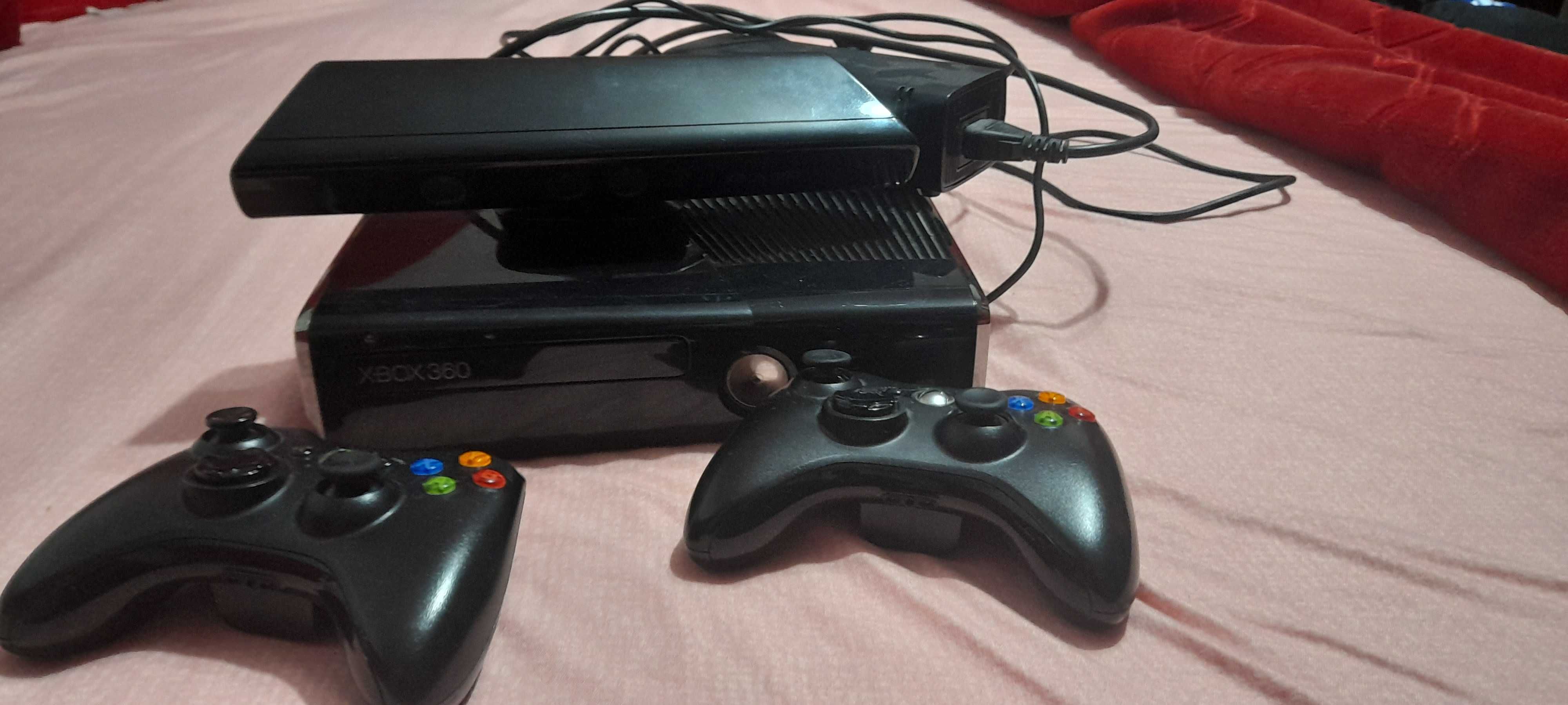 Vand xbox 360 cu doua manete.