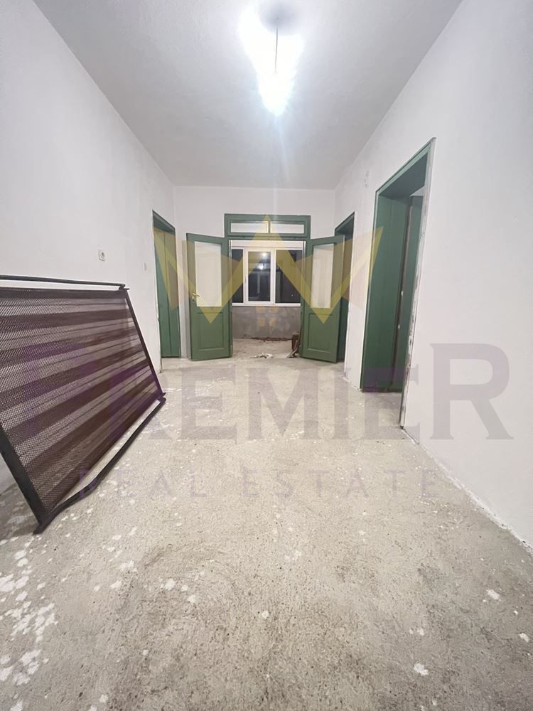 Продава се Къща в с. Партизани, Област Варна - 240 кв.м за 250 €/кв.м - Снимка #3
