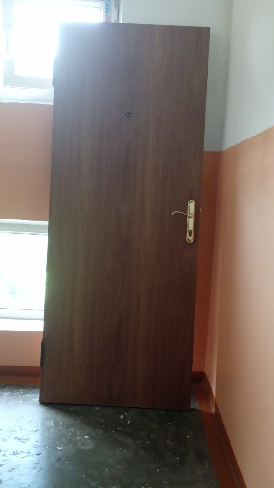 Деревянная дверь