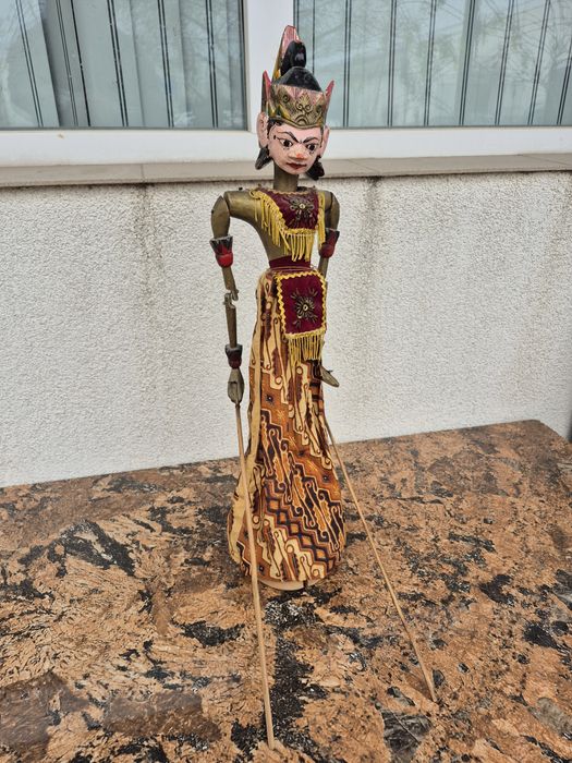 Vand o papusa statatueta,made in Indonezia , vechime -35-50 ani minim